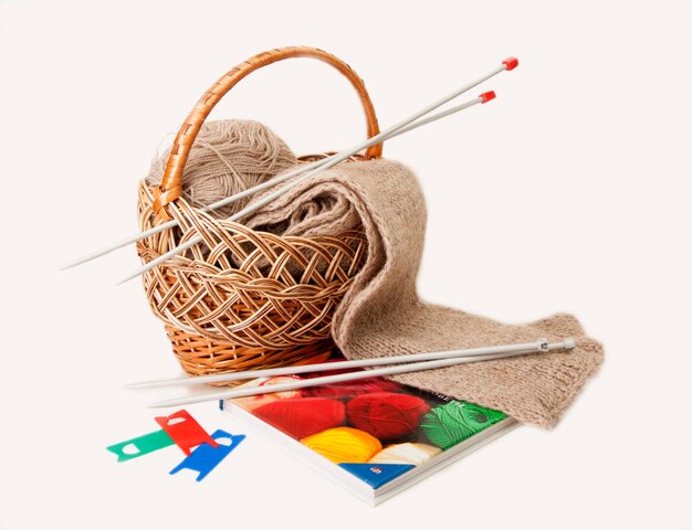 Koszyk z haftowanymi motywami